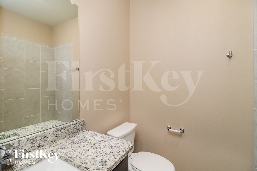 Building Photo - 7500 Pleasant Oaks St