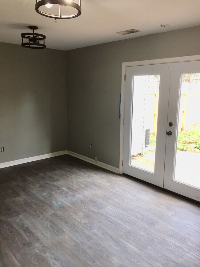 Building Photo - NOW AVAILABLE!! MOVE IN SPECIAL