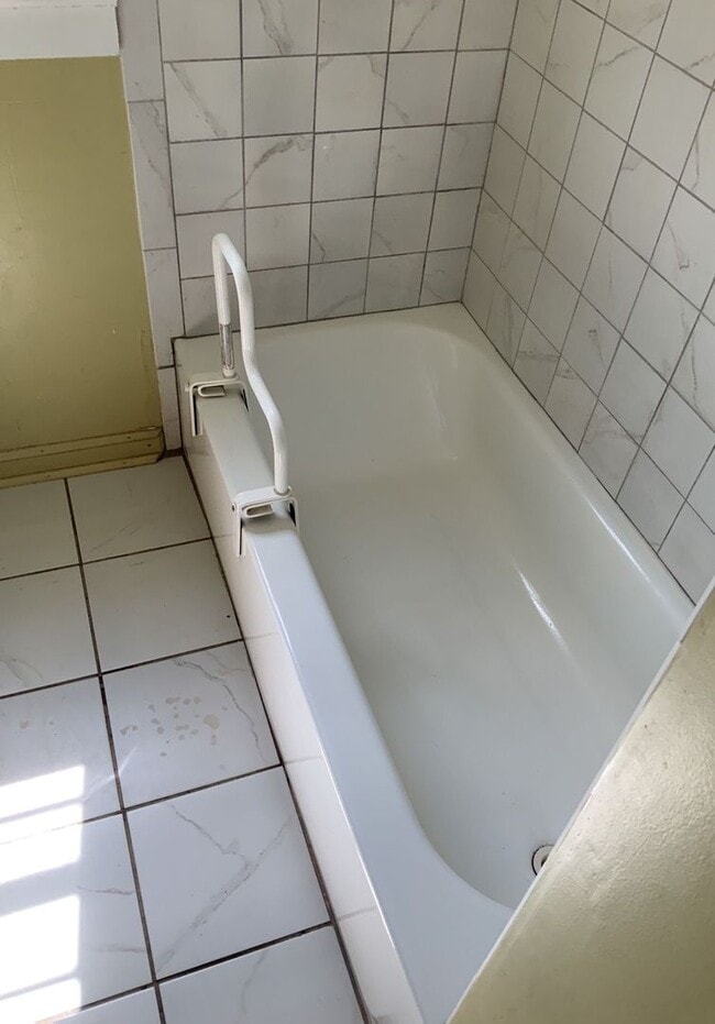 Building Photo - 204 Thames St