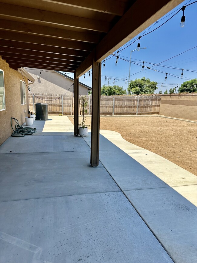 Building Photo - 677 Country Pl