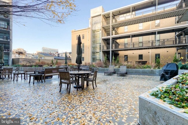 Building Photo - 1220 Bank St