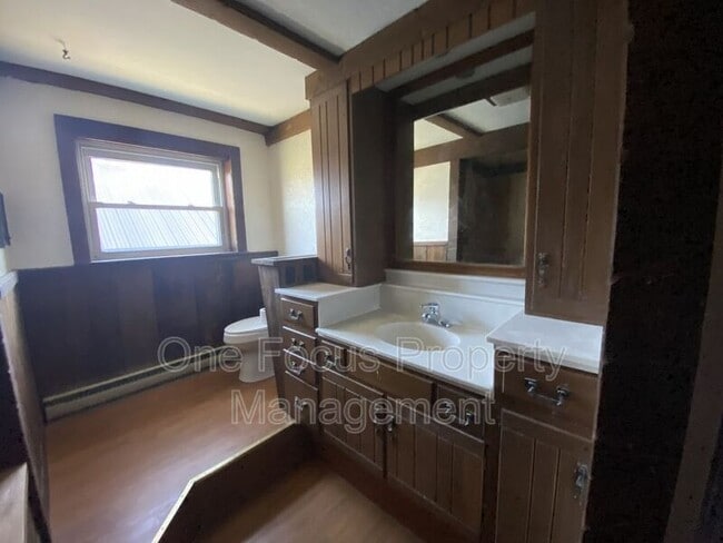 Building Photo - 935 E 2nd St