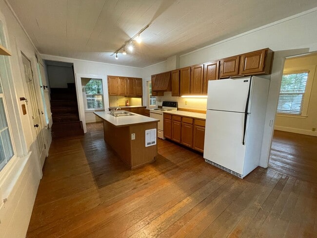 Building Photo - ***PENDING APPLICATION***Charming and Cozy Home In Scenic North Whidbey
