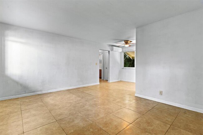 Building Photo - 2150 NE 42nd Ct