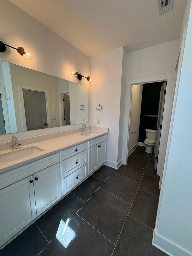 Building Photo - 3 bed. 2.5 bath in East Nashville ready fo...