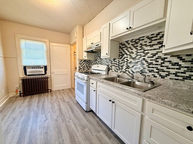 Building Photo - 2 Bedroom, 1 Bath Home  & Garage Available in Peoria IL!