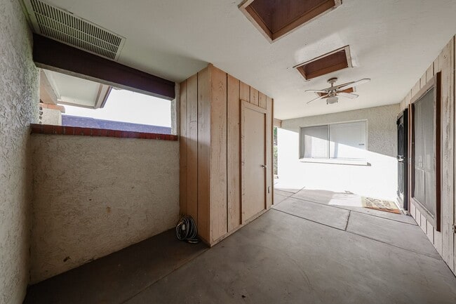 Building Photo - Great Location and Nicely Updated 2 Bed 2 Bath!