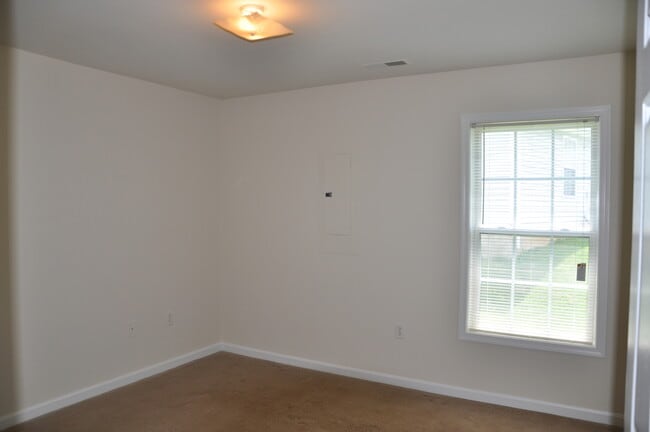 Building Photo - 3 Bedroom/2 Bath Rambler in Culpeper