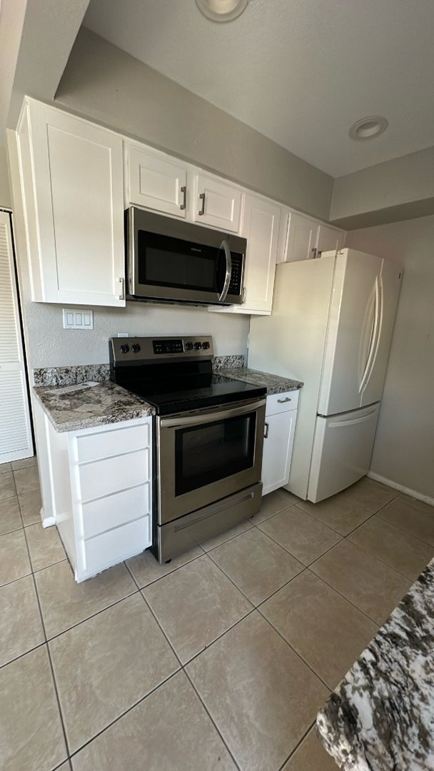 Building Photo - Updated 2 Bed/1 Bath Condo at 43rd Ave & I...