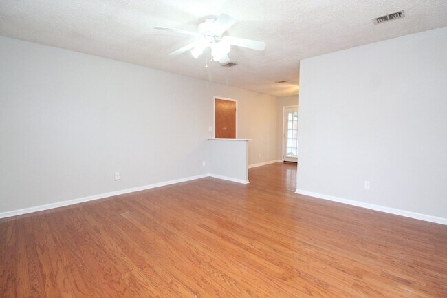 Building Photo - Spacious 4BR Home with Bonus Studio, Sunro...