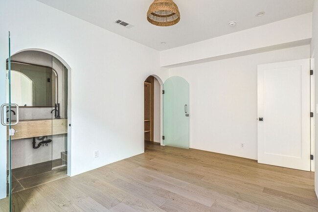 Building Photo - Beautiful 4 Bed House!
