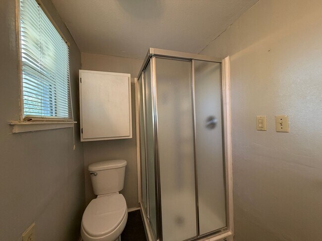 Building Photo - THREE BEDROOM TWO BATH TWO CAR GARAGE