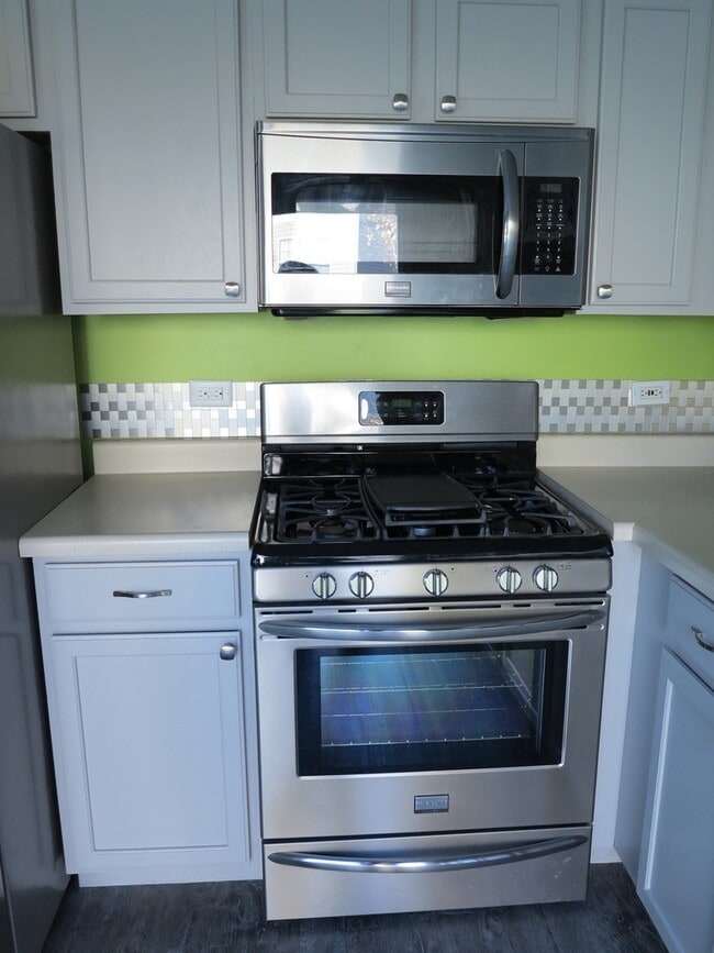 Building Photo - 1227 N Village Dr