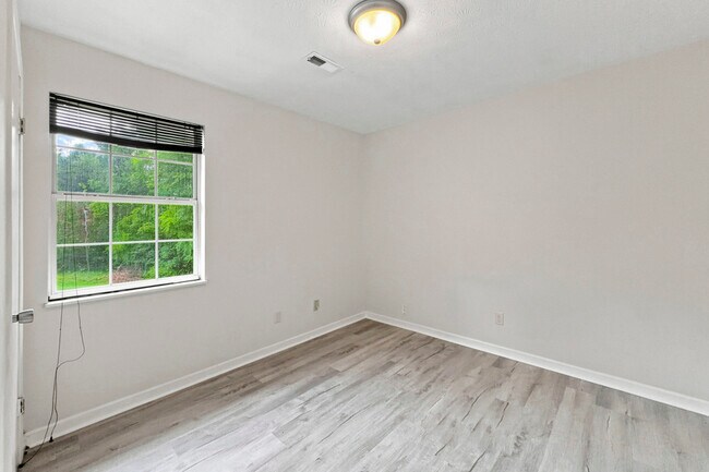 Building Photo - 300 Cross Creek Rd