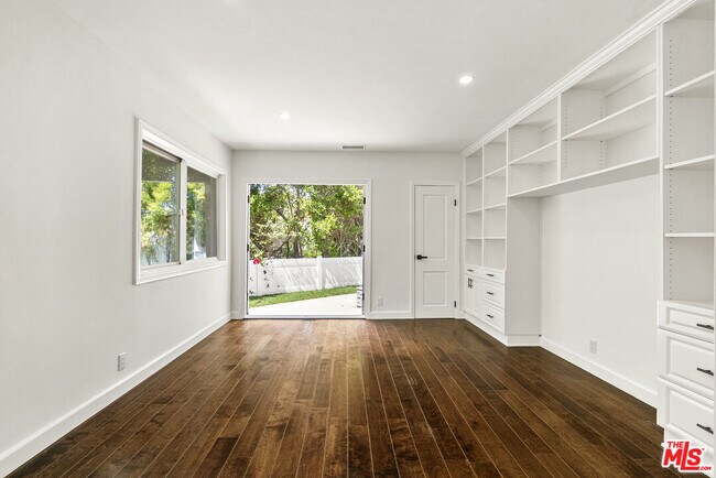 Building Photo - 9541 Cedarbrook Dr