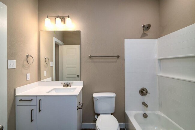 Building Photo - 605 Harvest Moon Dr