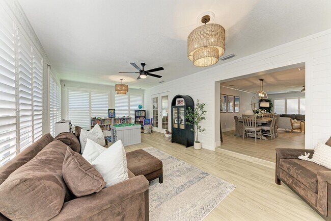 Building Photo - Furnished/Unfurnished ** Annual Rental ** Available 5/1/26 ** 4 Bed/2 Bath Single Family Home ** ...