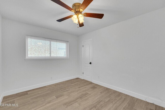Building Photo - Come to check this beautiful house 4 bedrooms, possible 5th bed and 3 baths.