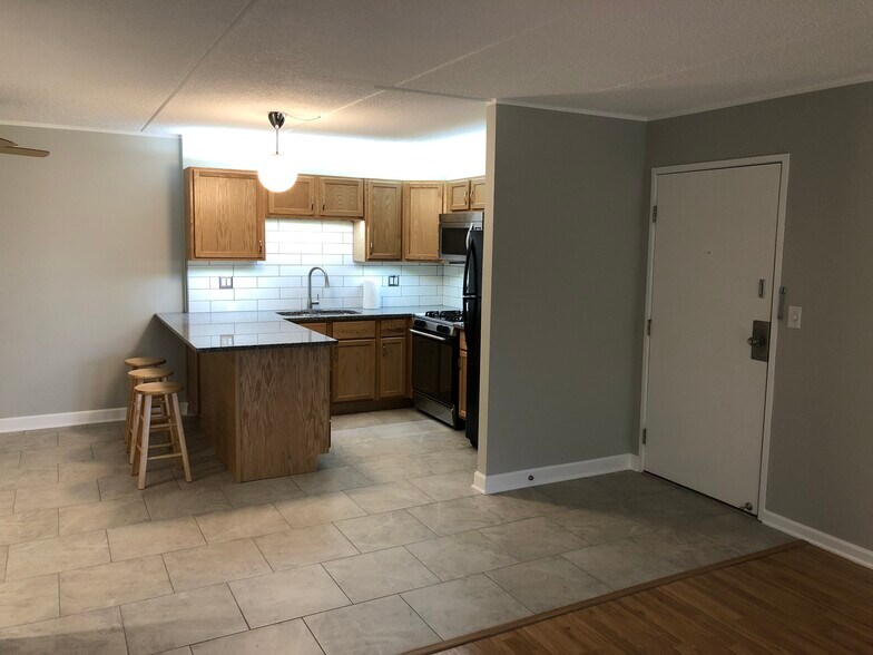 Building Photo - 5S070 Pebblewood Ln