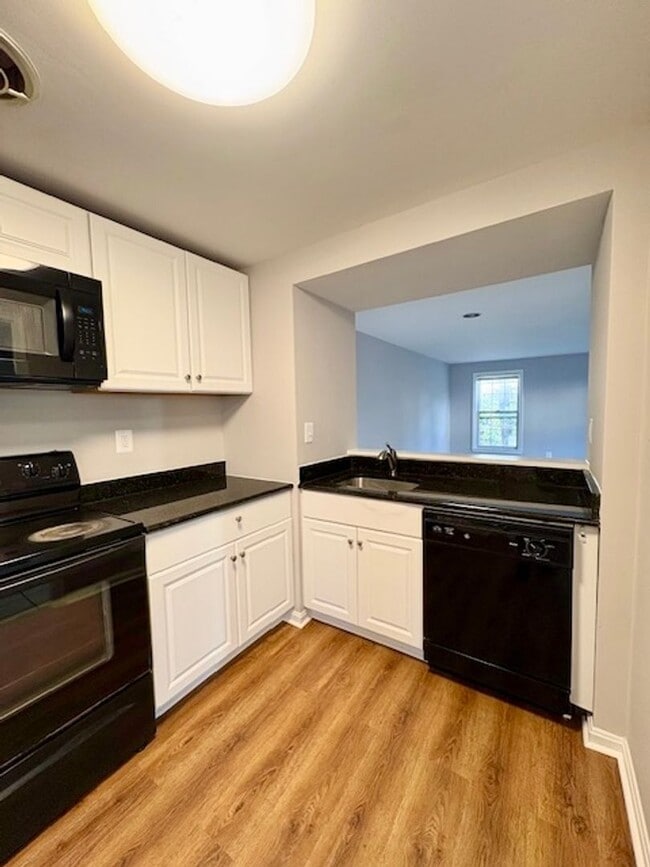 Building Photo - Beautiful end-unit townhome. Walkout basement. Quiet community