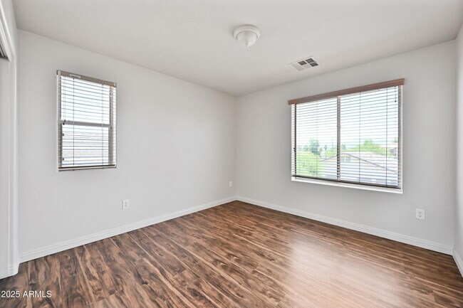 Building Photo - 11237 W Davis Ln
