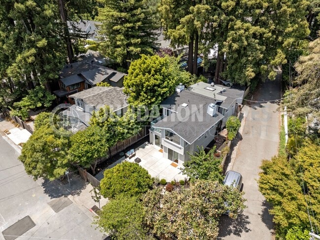 Building Photo - Charming 3 bed/2.5 bath in the heart of do...