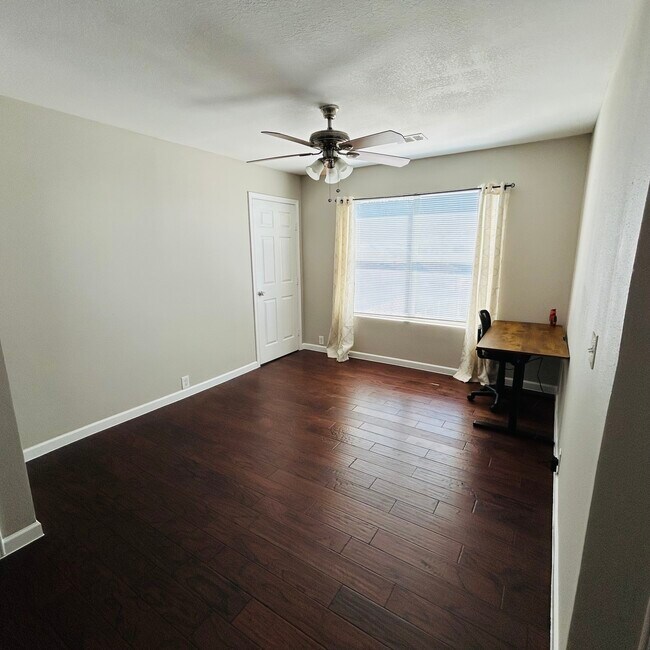 Building Photo - 718 Pine Lodge Dr