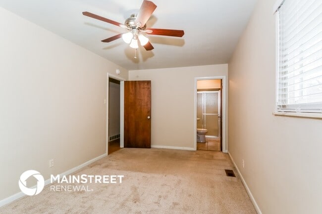 Building Photo - 1535 W Highview