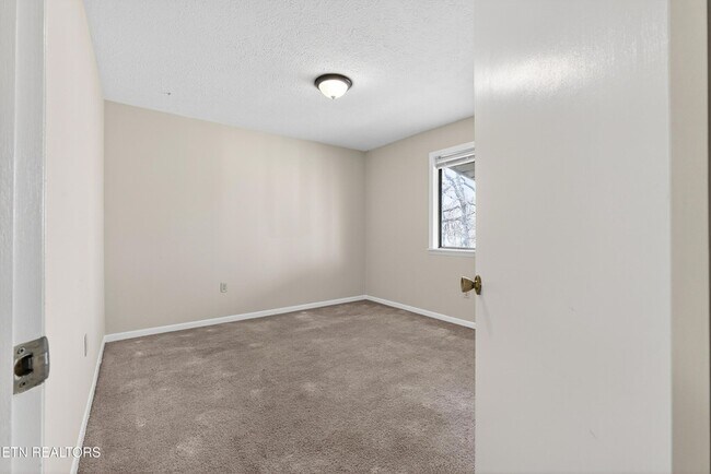 Building Photo - 1426 Mountain Ranch Rd