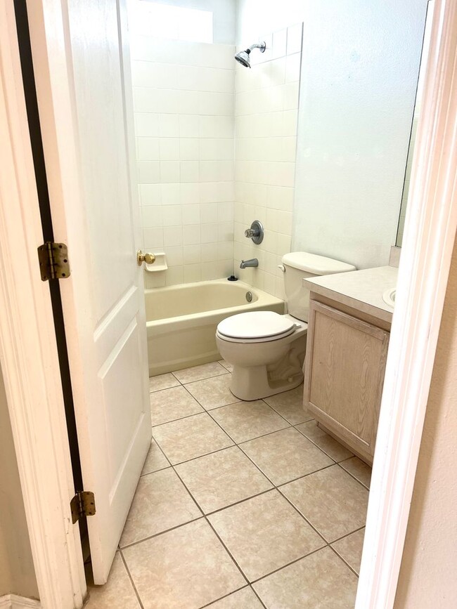 Building Photo - 4 BEDROOM - GATED TWIN LAKES SUBDIVISION -...