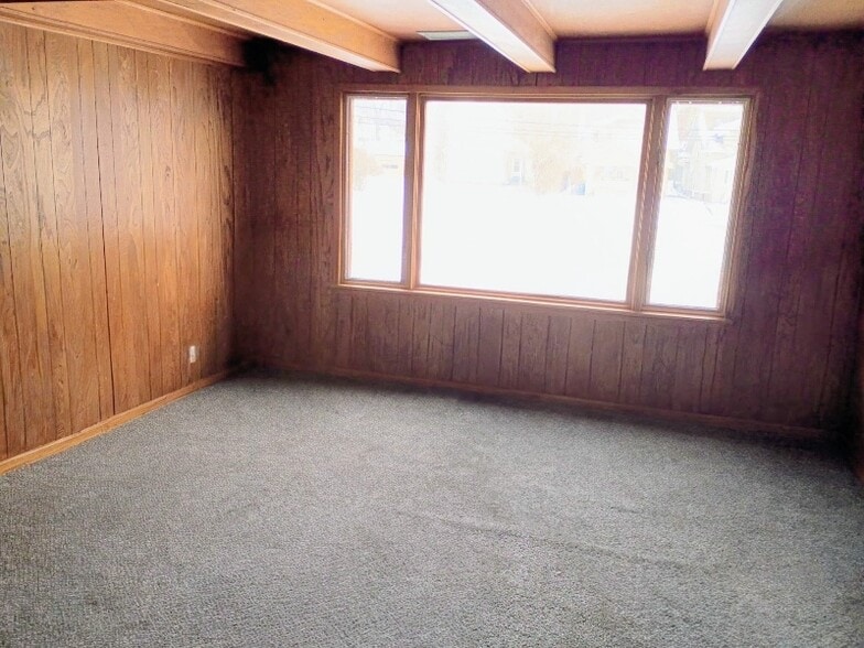 Building Photo - 843 1st St NE