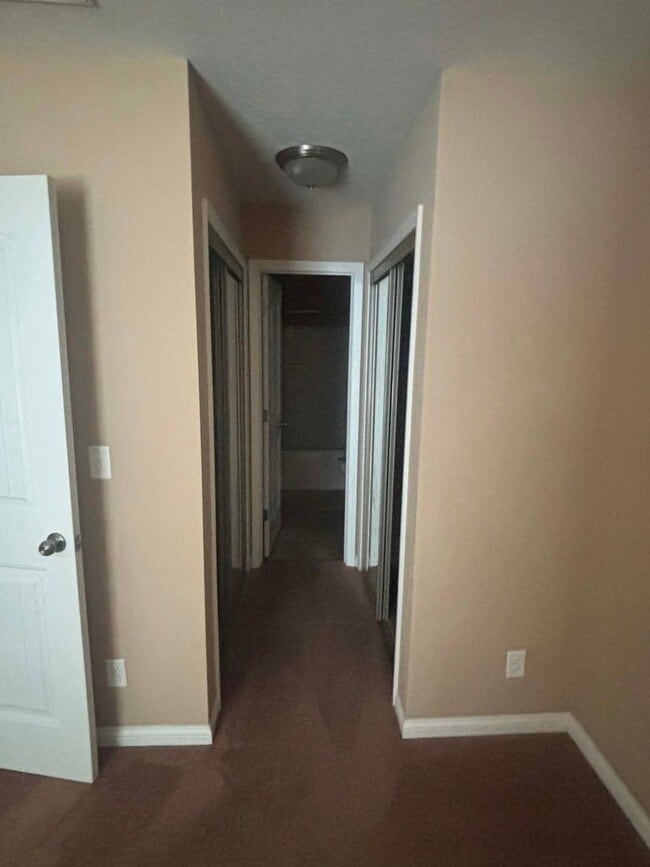 Building Photo - 2 Bed  2 Bath Attached Garage Heartland Neighborhood