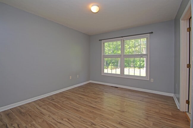 Building Photo - 235 Quail Run Dr