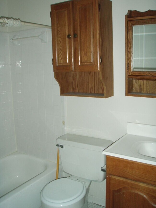Building Photo - Classic 4 Bed 3.5 Bath Brick Townhome With...