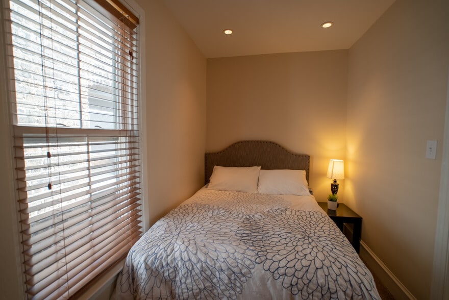 Building Photo - 3238 N Hoyne Ave