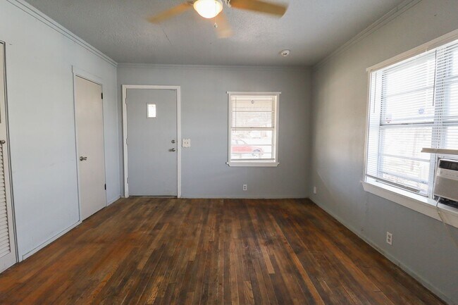 Building Photo - 1 Bed 1 Bath Duplex - Move-in Ready! Accepting Section 8