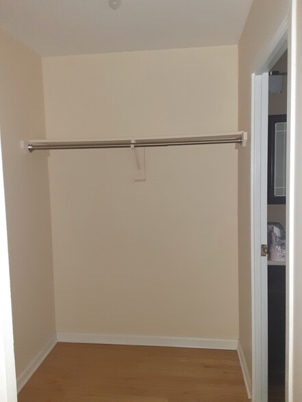 Bonus Dressing room adjacent to bathroom - 1636 N Wells St