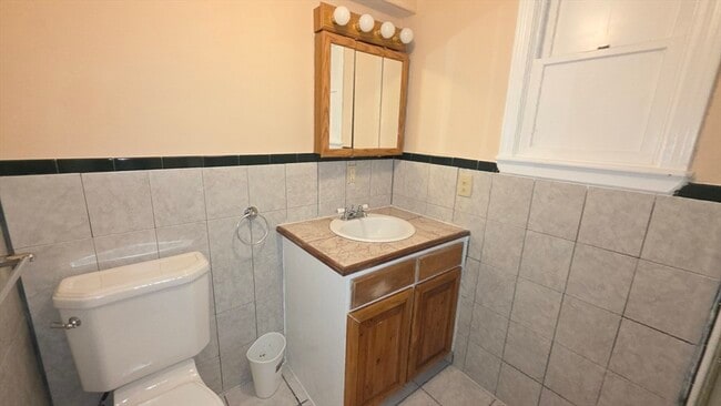 Building Photo - 85 Burlingame Rd