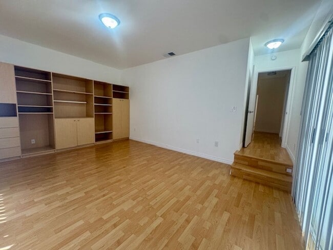 Building Photo - Charming 4 Bedroom in Woodland Hills