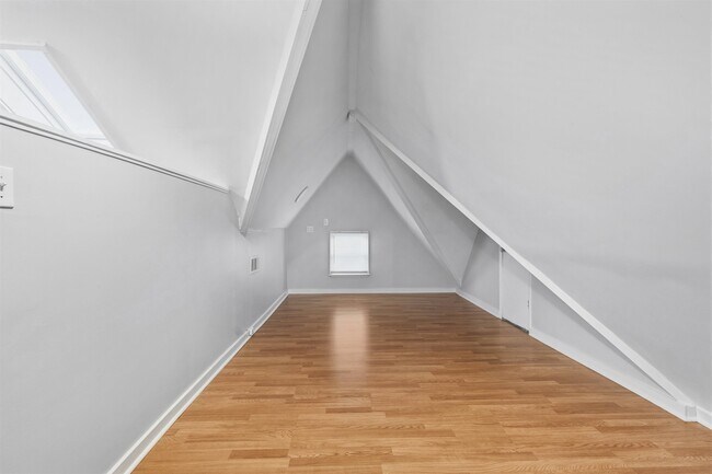 Building Photo - 871 University St