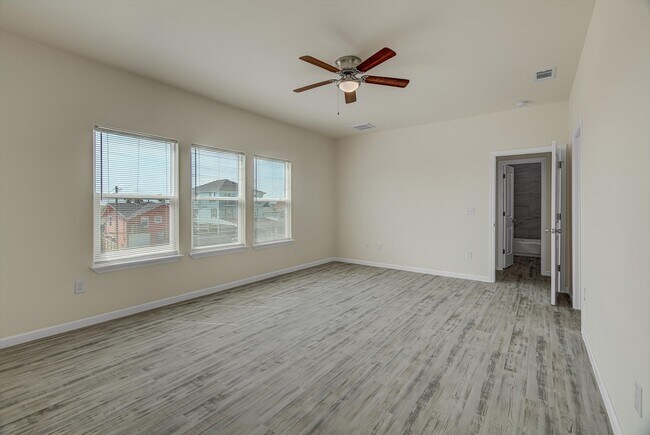 Building Photo - 17 Edgewater Dr