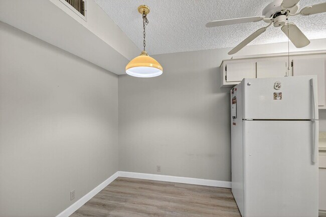 Building Photo - 805 Sky Pine Way
