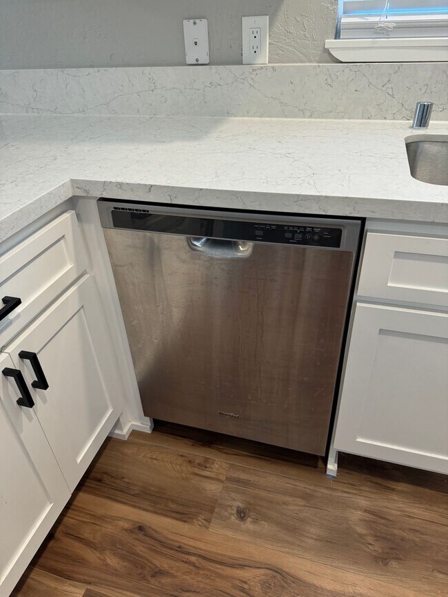Building Photo - NICE UPSTAIRS UNIT WITH 2 BED 1 BATH IN GR...