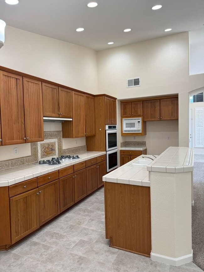 Building Photo - BEAUTIFUL SINGLE STORY 3+BD, 2.5 BA, & 3 CAR GARAGE!