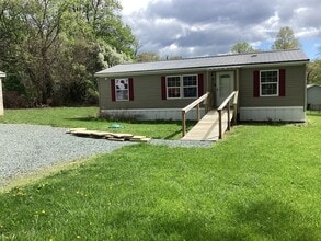 Building Photo - Three Bedroom House