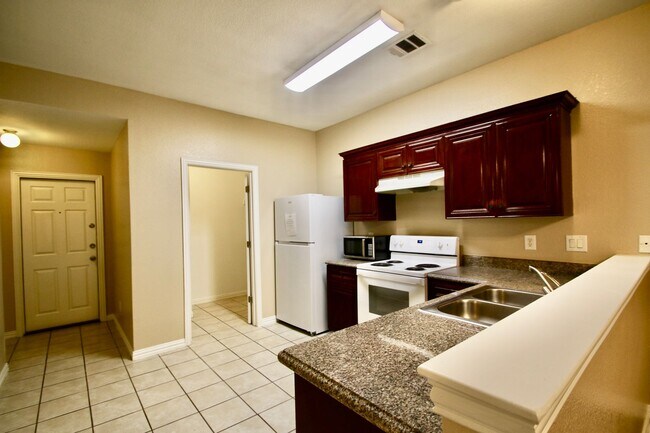 Building Photo - 3116-3118 S Cherry Ln