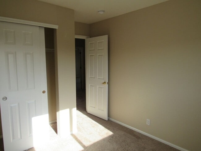 Building Photo - Duplex style townhome in Fox Run -Walking ...
