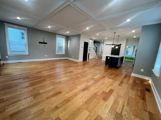 Building Photo - Stunning 4 BR/3.5 BA Single-Family Home in...
