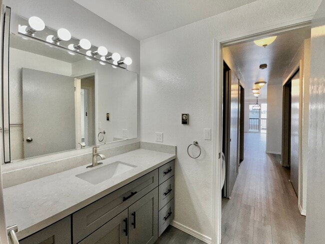Building Photo - Newly Remodeled Top-Floor Duplex w/ Lake a...