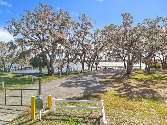 Building Photo - 4/3 Clermont Spacious Home-AVAILABLE 09/10/2026